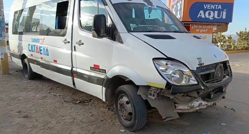 Detonan artefacto explosivo a vivienda y minivan en Arequipa